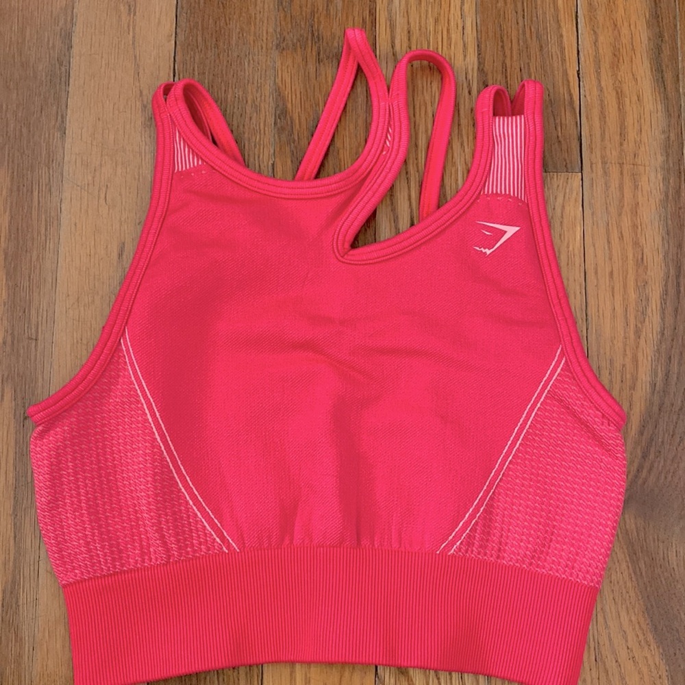 GYMSHARK - seamless asymmetrical shorts bra (pink)